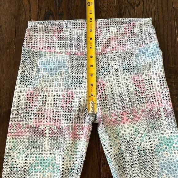 *LIKE NEW* Fabletics Women’s S Define PowerHold Mid-Rise Leggings - Arctic Print - Picture 9 of 12